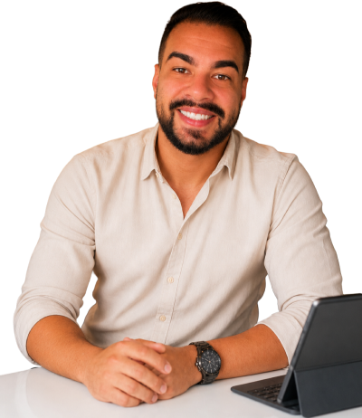 Contador sorrindo com tablet em atendimento personalizado em Santo André SP